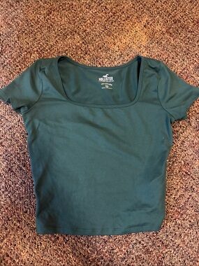 Hollister Women's Forest Green Scoop Neck Short Sleeve Tee
